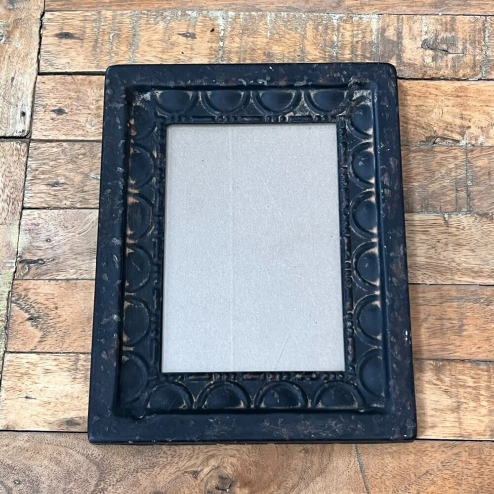 Ornate Black Metal Picture Frame 4 x 6 Scalloped Edge Design